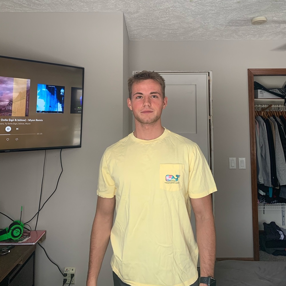 Vineyard vines T